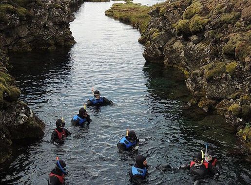 File:Schnorchler in der Silfra-Spalte.JPG - Wikimedia Commons