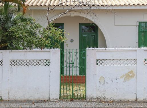 File:Casa de João Ubaldo Ribeiro Itaparica 2018-0617.jpg - Wikimedia Commons