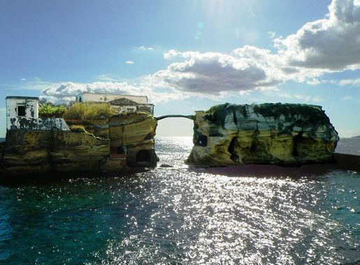 File:Isola la Gaiola, Posillipo, Napoli.jpg - Wikimedia Commons