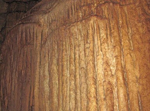 File:Travertine flowstone (Frozen Niagara, Mammoth Cave, Kentucky, USA) 4  (38060399815).jpg - Wikimedia Commons