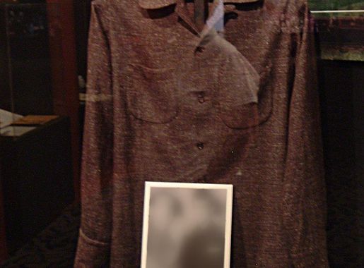 File:Buddy's suit, Buddy Holly Center, Lubbock, TX.jpg - Wikimedia Commons