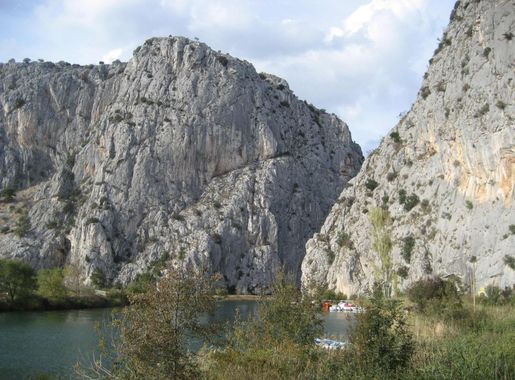 File:Cetina-Canyon in Omis, Croatia.JPG - Wikimedia Commons