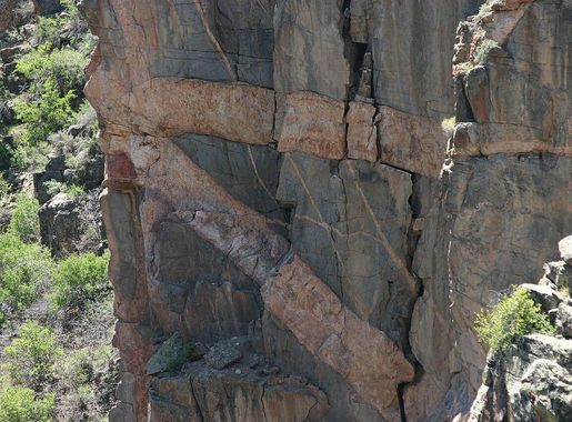 File:Intersecting Dikes in Black Canyon of the Gunnison.jpg - Wikimedia  Commons