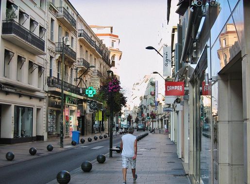 File:Rue d'Antibes, Cannes - panoramio (1).jpg - Wikimedia Commons