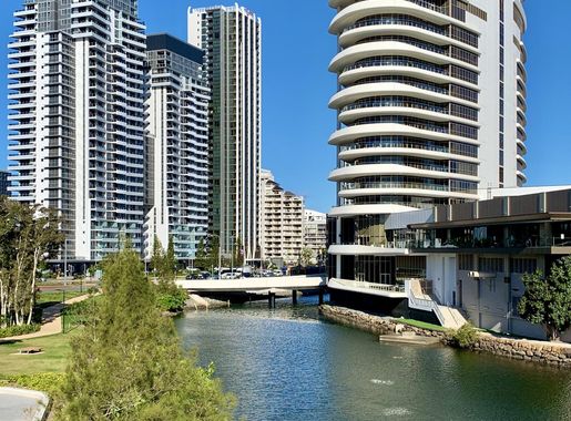 File:Meriton Suites Broadbeach and The Darling at The Star Gold Coast,  Queensland 03.jpg - Wikimedia Commons