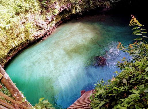 File:Ladder down To Sua Ocean Trench Samoa.jpg - Wikimedia Commons