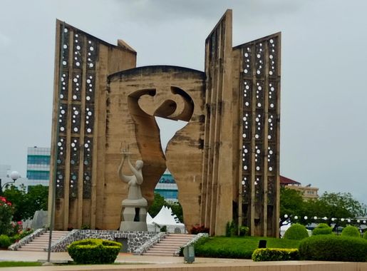 Fichier:Monument de l'indépendance du Togo à Lomé 17.jpg — Wikipédia