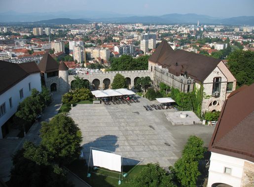 File:Ljubljana Castle courtyard.JPG - Wikimedia Commons