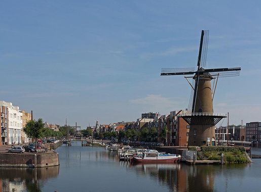 File:Rotterdam-Delfshaven, windkorenmolen de Distilleerketel RM32880 foto3  2015-08-02 10.44.jpg - Wikimedia Commons