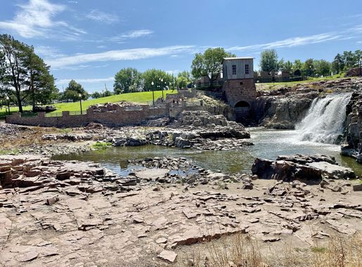 File:Falls of the Big Sioux River, Falls Park, Sioux Falls, SD -  53746557126.jpg - Wikimedia Commons