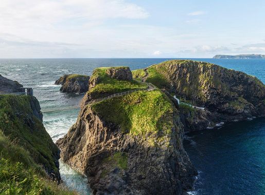 File:Carrick-a-Rede Rope Bridge, Northern Ireland - Diliff.jpg - Wikimedia  Commons