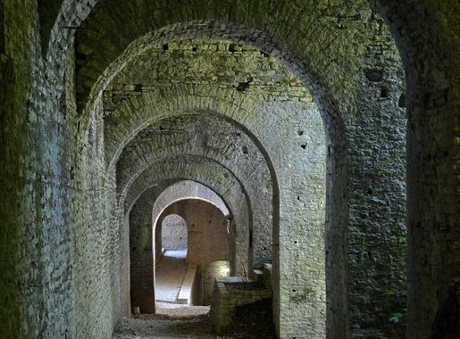 File:Gjirokastër Castle (by Pudelek) 2.JPG - Wikimedia Commons