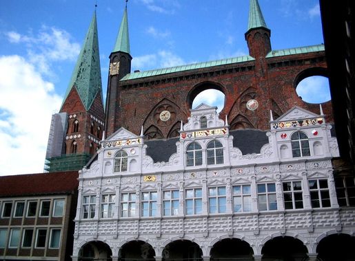 File:Lubeck-townhall-detail.JPG - Wikimedia Commons
