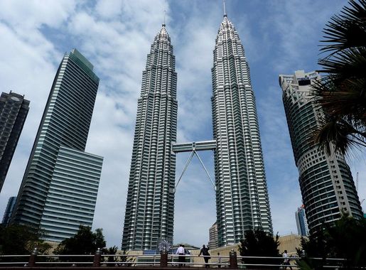 File:The Petronas Twin Towers in Kuala Lumpur (Malaysia).JPG - Wikipedia