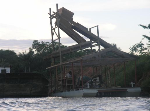 File:Barge d'opaillage artisanale (Albina-Maroni-Suriname).JPG - Wikimedia  Commons