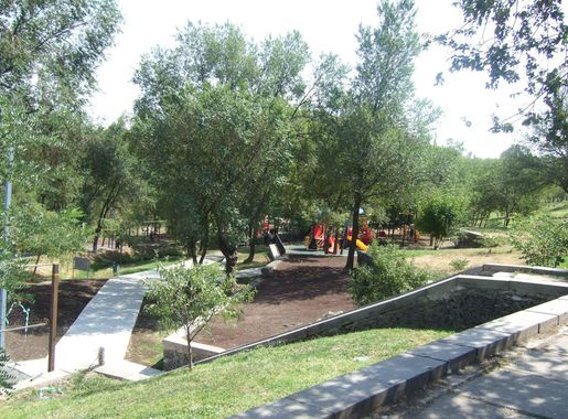 File:Թումանյան այգի, Երևան (3).jpg - Wikimedia Commons