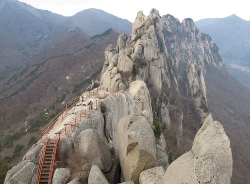 File:Ulsanbawi(rock) 울산바위.jpg - Wikimedia Commons