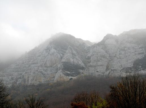 File:Bél-kő in fog.jpg - Wikimedia Commons