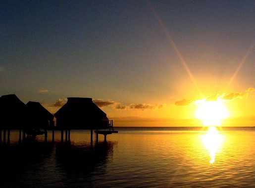 Archivo:Sunrise over Paraoro, Mo'orea, French Polynesia, 28 June, 2012.JPG  - Wikipedia, la enciclopedia libre