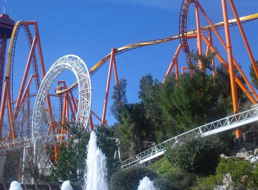 File:Six Flags Magic Mountain Fountain.jpg - Wikimedia Commons