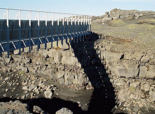 File:Bridge over continents 2004-2.jpg - Wikimedia Commons