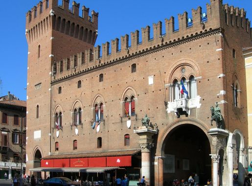 Ferrara City Hall in Italy image - Free stock photo - Public Domain photo -  CC0 Images