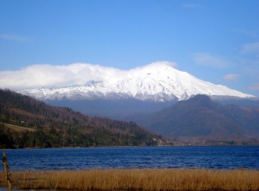 Archivo:Lago Neltume y volcán Choshuenco.JPG - Wikipedia, la enciclopedia  libre