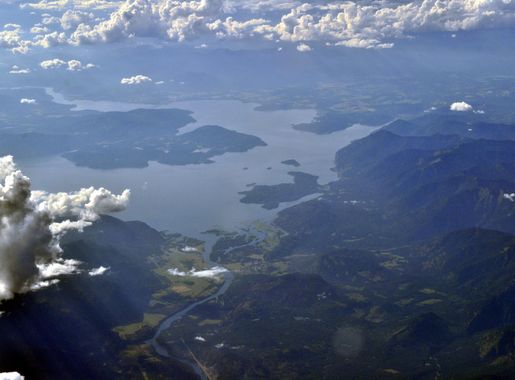 File:Aerial - Lake Pend Oreille, Idaho 05 - white balanced (9967446913).jpg  - Wikimedia Commons