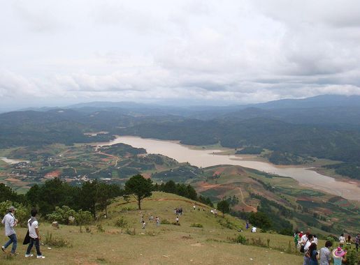 File:Lang Biang mountain in Da Lat Vietnam - panoramio (1).jpg - Wikimedia  Commons