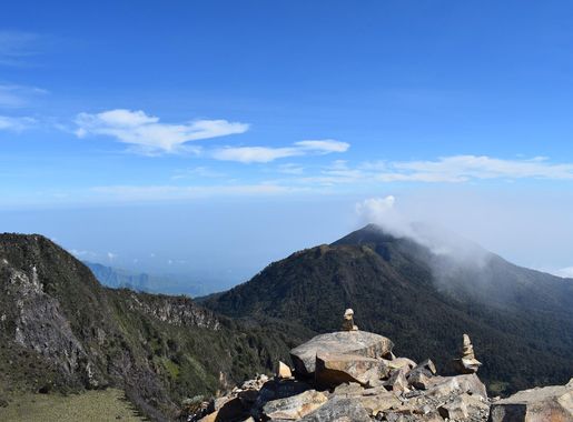 File:Pemandangan Dari Puncak Ogal - Agil Gunung Arjuno.jpg - Wikimedia  Commons