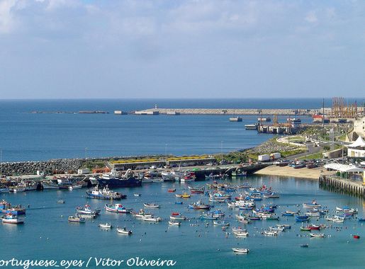 File:Porto de Pesca de Sines - Portugal (6539045649).jpg - Wikimedia Commons