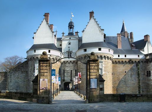 File:Château des Ducs de Bretagne à Nantes.jpg - Wikimedia Commons