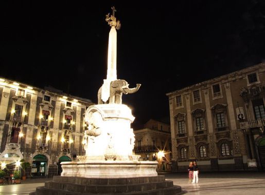 File:Piazza Duomo-Catania-Sicilia-Italy - Creative Commons by gnuckx  (3683457466).jpg - Wikimedia Commons