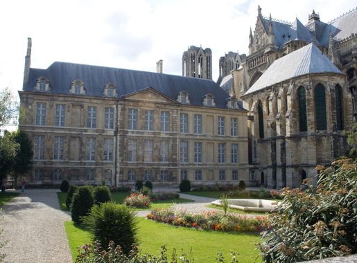 File:Palais du Tau et cathédrale.jpg - Wikimedia Commons