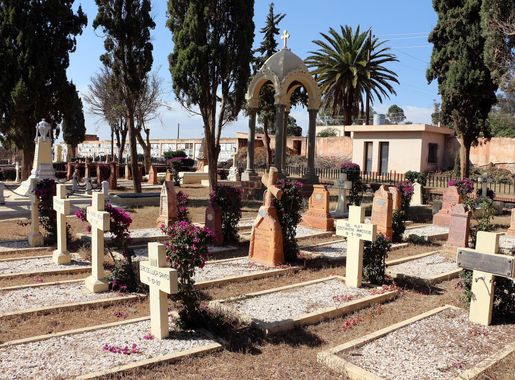 File:Cimitero italiano di asmara, tombe militari 06.JPG - Wikimedia Commons