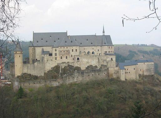 File:Luxembourg, Vianden, Castle.JPG - Wikimedia Commons