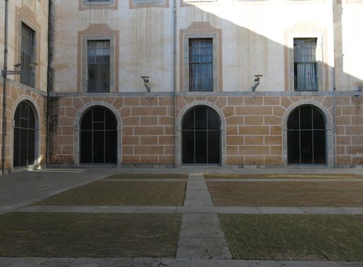 File:059 Casa de Cultura, pl. de l'Hospital (Girona), pati.jpg - Wikimedia  Commons