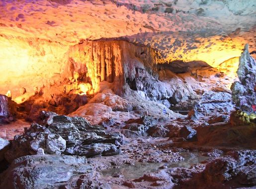 File:An over view of the large cave interior (31489268292).jpg - Wikimedia  Commons