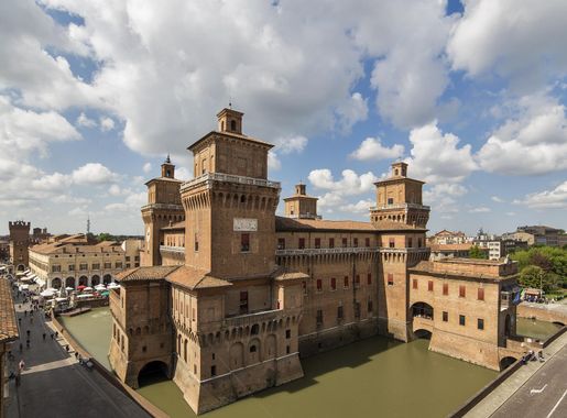 File:Castello dall'alto.jpg - Wikipedia