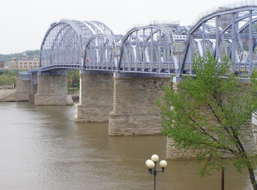 File:Newport Southbank Bridge (Purple People Bridge) P4280196.JPG -  Wikimedia Commons