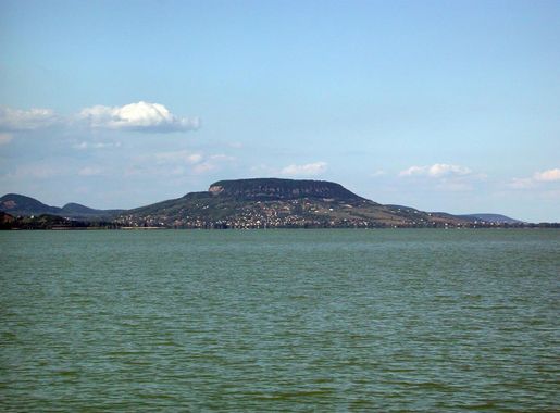 File:Badacsony mountain from Balatonmáriafürdő, Hungary.jpg - Wikimedia  Commons