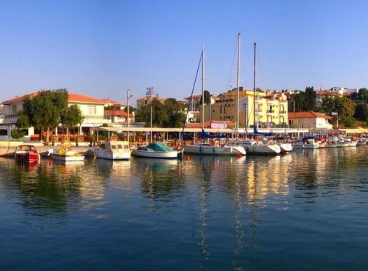 File:CesmeDalyan IzmirTurkey N Duzen.jpg - Wikimedia Commons