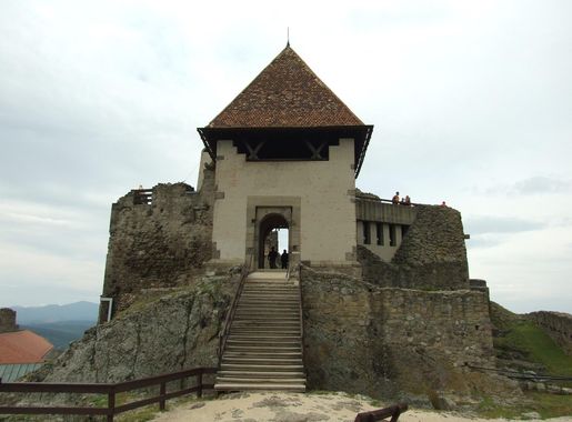 File:Visegrád, Fellegvár, věž a padací most.JPG - Wikimedia Commons