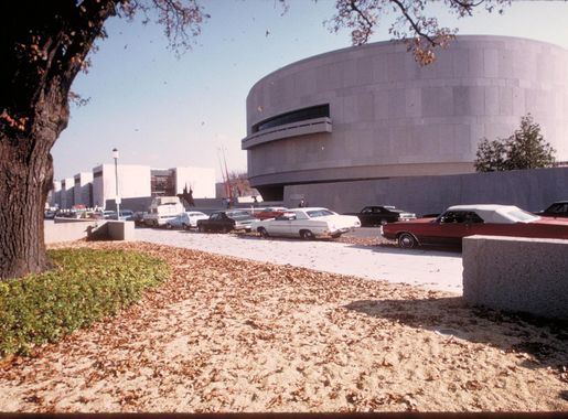 File:Exterior Views of Hirshhorn Museum and Sculpture Garden, Smithsonian,  on the National Mall in Washington, DC  (14e305c3-37ea-449e-811c-afcde98b849a).jpg - Wikimedia Commons