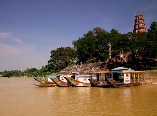 File:PERFUME RIVER HUE VIETNAM OCT 2010 (5106817809).jpg - Wikipedia