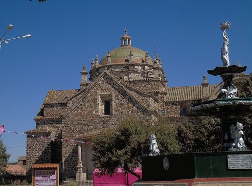 Archivo:Vista lateral de la iglesia de la Inmaculada Concepción de Lampa  (Puno).jpg - Wikipedia, la enciclopedia libre