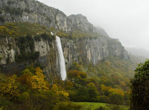 File:Nacimiento del río Asón (Cantabria).jpg - Wikimedia Commons