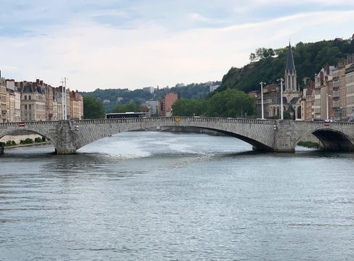 File:Le pont Bonaparte (Lyon) depuis la passerelle du Palais de justice, en  juin 2019.jpg - Wikimedia Commons