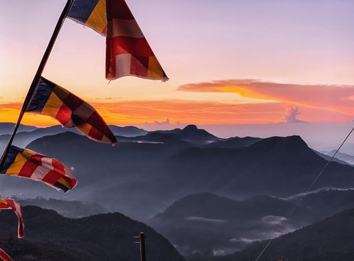 File:Sunrise from the top of Sri Pada (Adam's Peak) Sri Lanka.jpg -  Wikimedia Commons