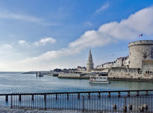 File:La Rochelle, Tour de la Chaîne et Tour de la lanterne.jpg - Wikimedia  Commons